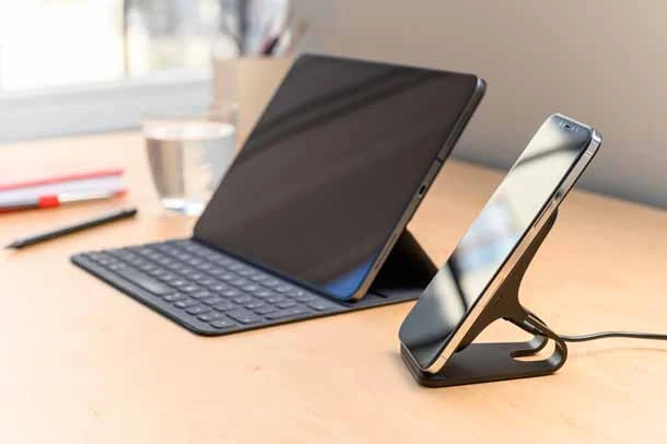 FIXED Frame 15W Trådlöst laddningsställ Svart - 8011424