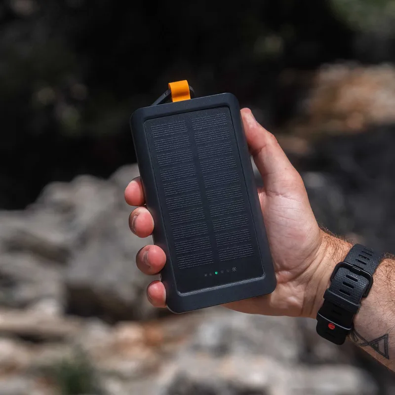 Xtorm Solcell Powerbank USB-A/C 10.000mAh/20W med ficklampa Svart - 9510355