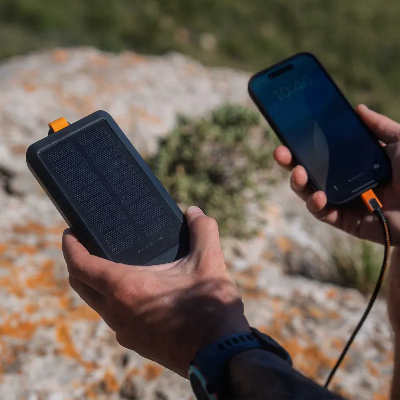 Xtorm Solcell Powerbank USB-A/C 10.000mAh/20W med ficklampa Svart - 9510355